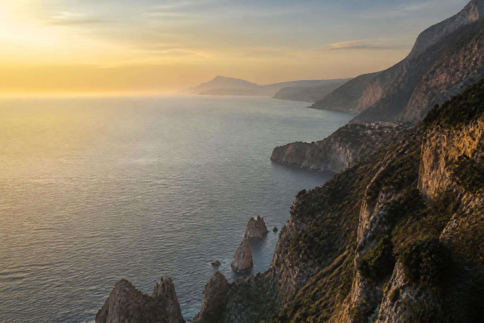 Paisagem costeira ao pôr do sol
